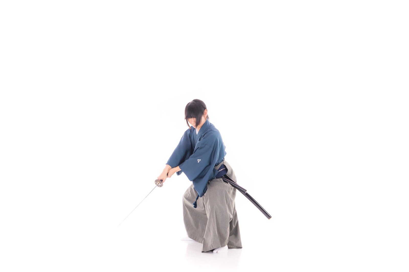 「袈裟斬りする袴姿の侍」の写真［モデル：まーこ］