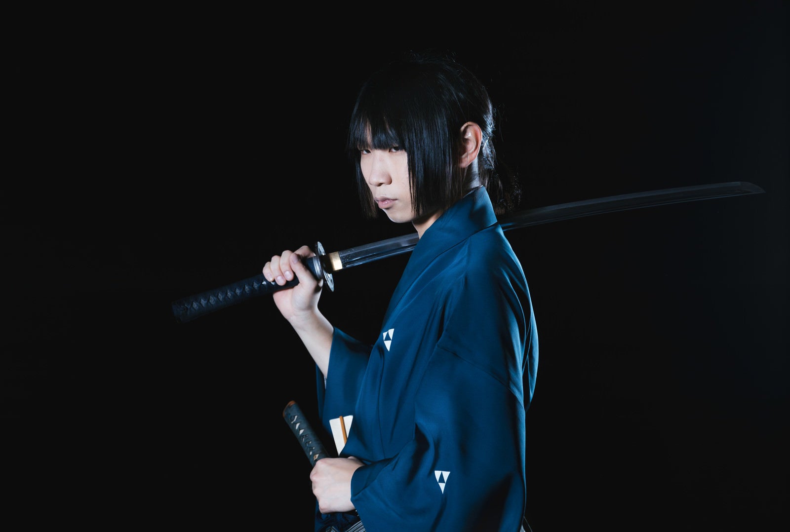 「暗闇の中で刀を担ぐ侍」の写真［モデル：まーこ］