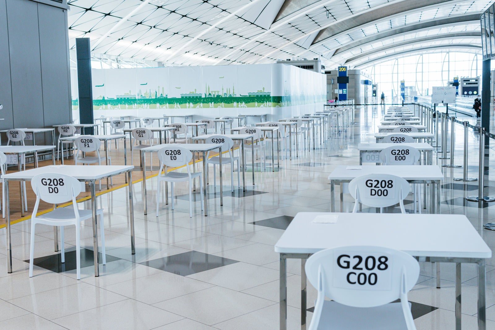 「空港の隔離エリアに並ぶテールと椅子」の写真