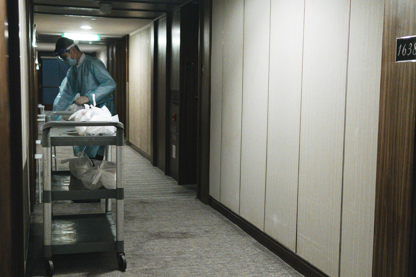 「薄暗い廊下の医療従事者（隔離）」の写真