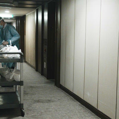 薄暗い廊下の医療従事者（隔離）の写真