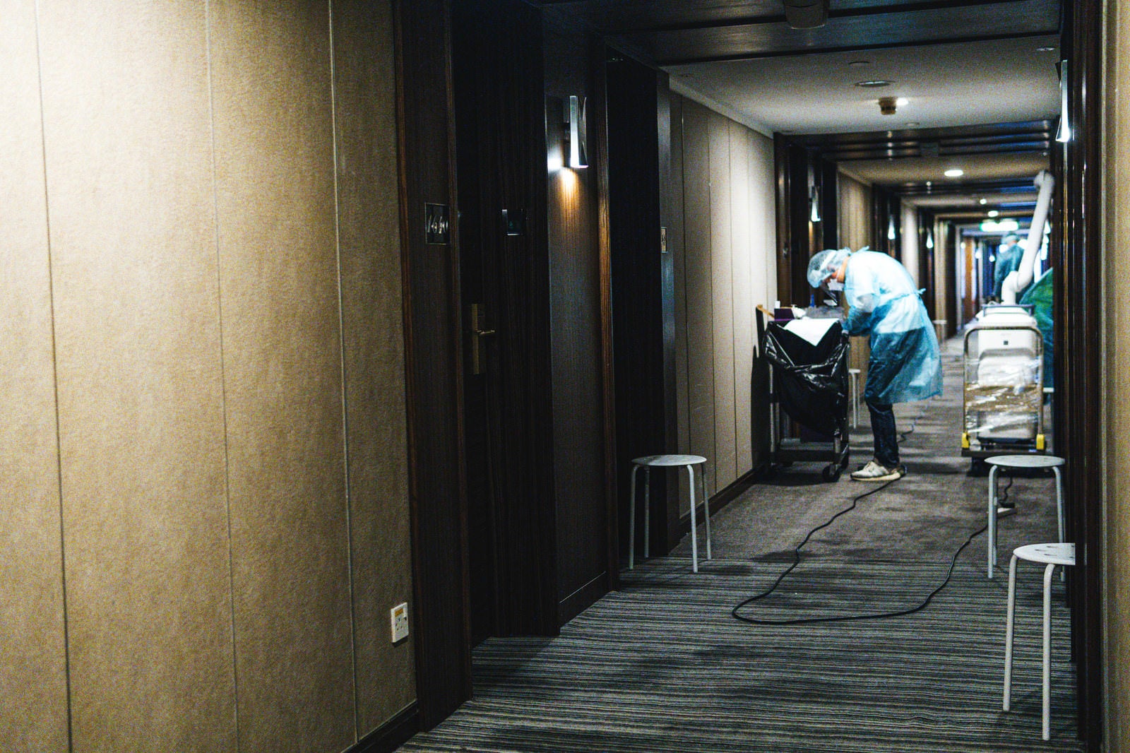 「隔離棟の廊下で従事する医療関係者」の写真