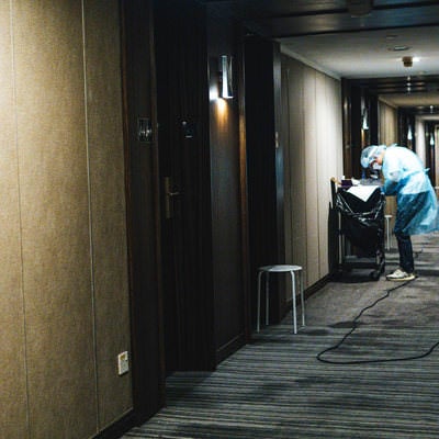 隔離棟の廊下で従事する医療関係者の写真
