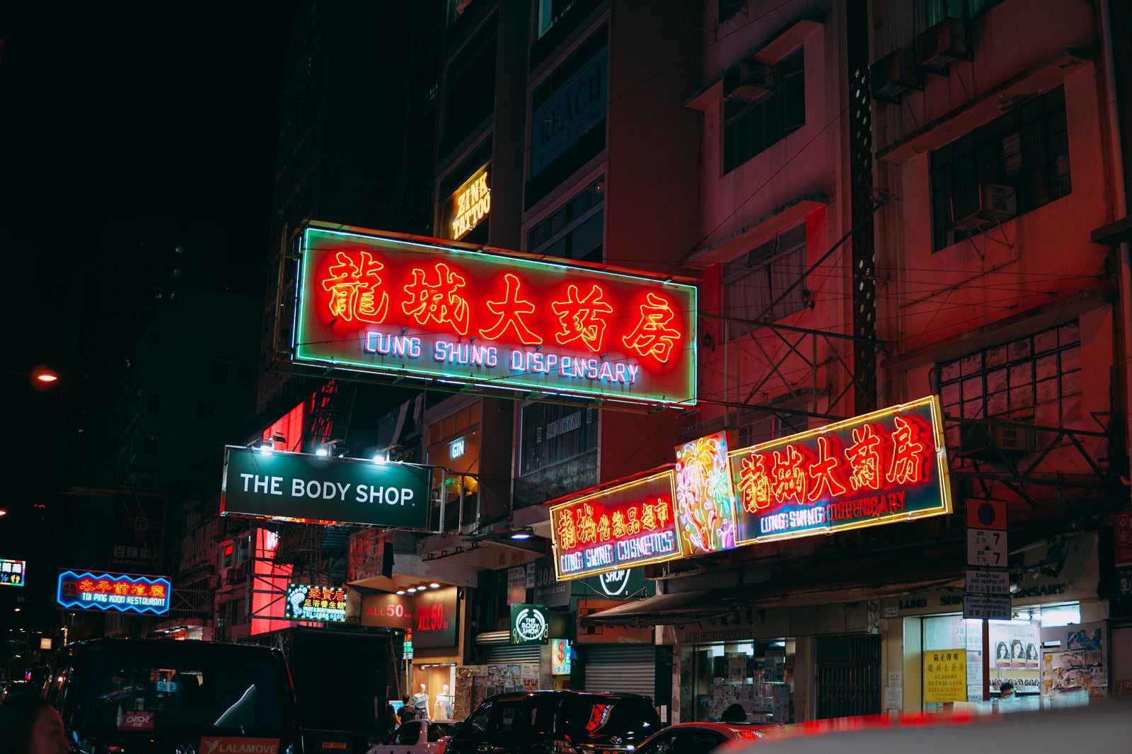 「香港のネオン看板」の写真