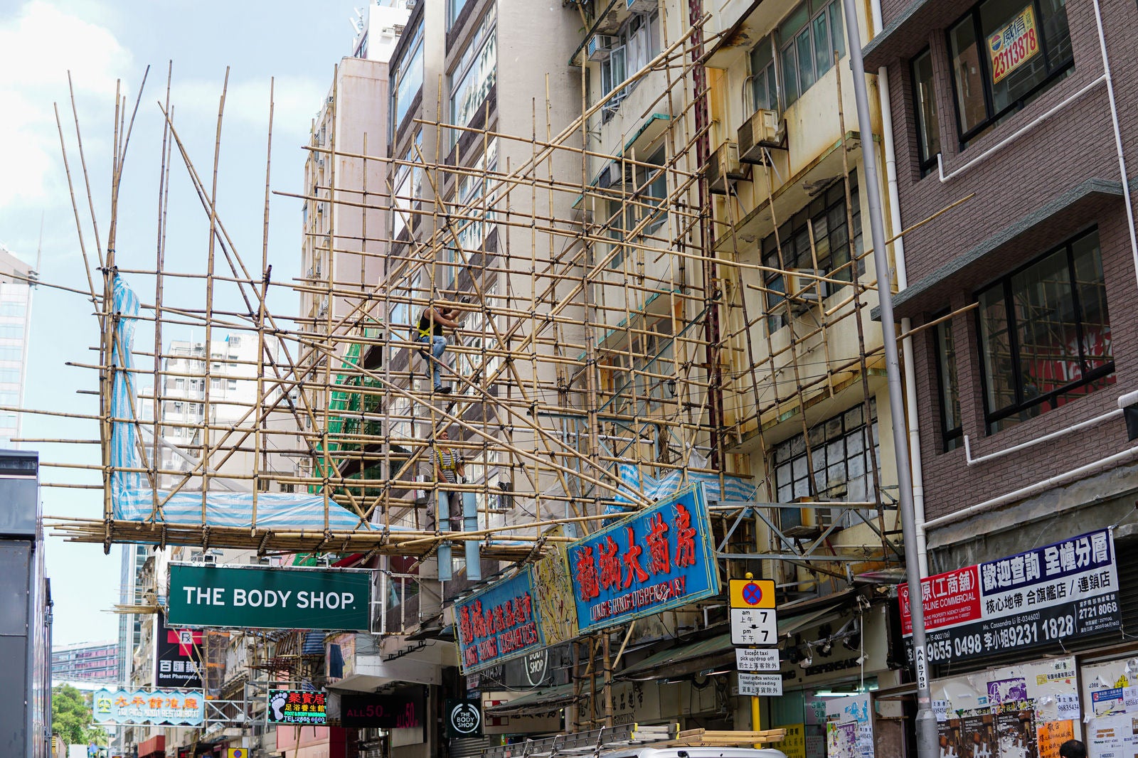 「香港街で見かける竹製の足場」の写真