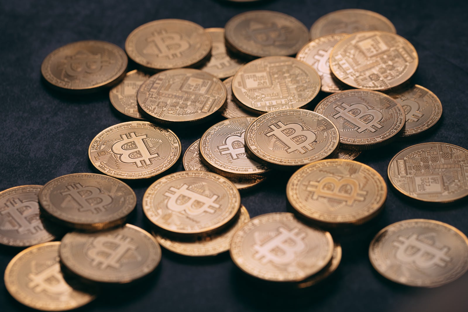 「暗闇に浮かび上がるビットコイン」の写真