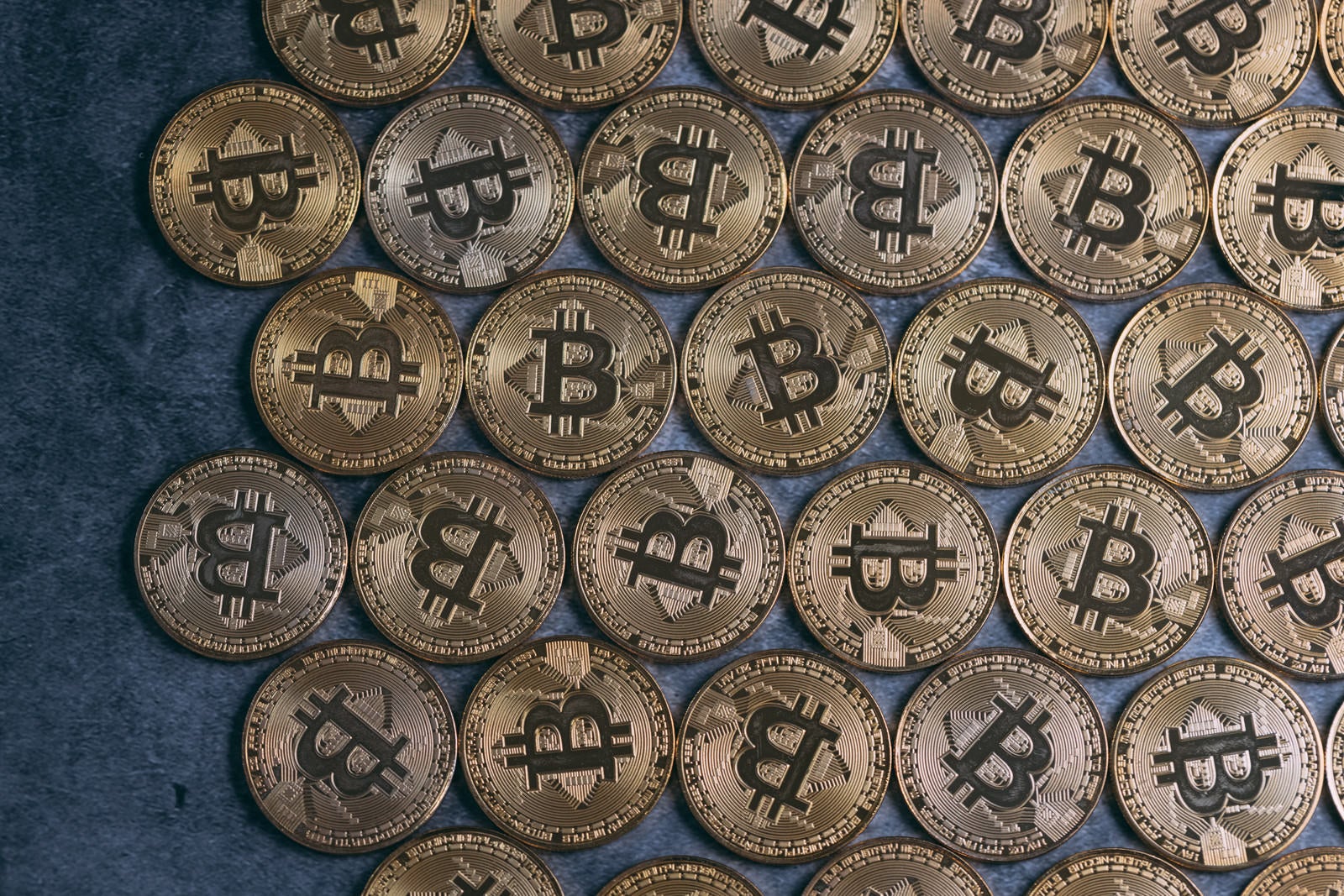 「ずらりと並んだビットコイン」の写真