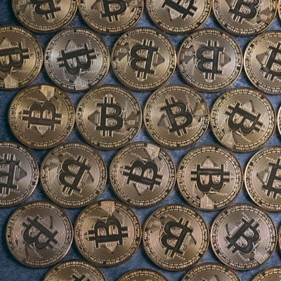 ずらりと並んだビットコインの写真