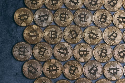 ずらりと並んだビットコインの写真
