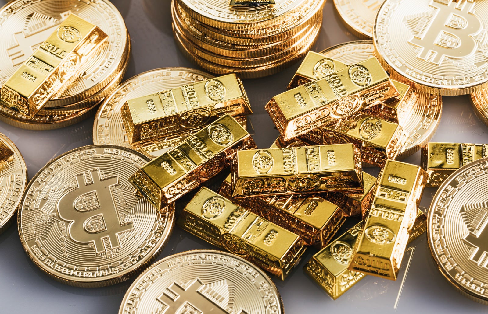 「ビットコインとゴールドバー」の写真