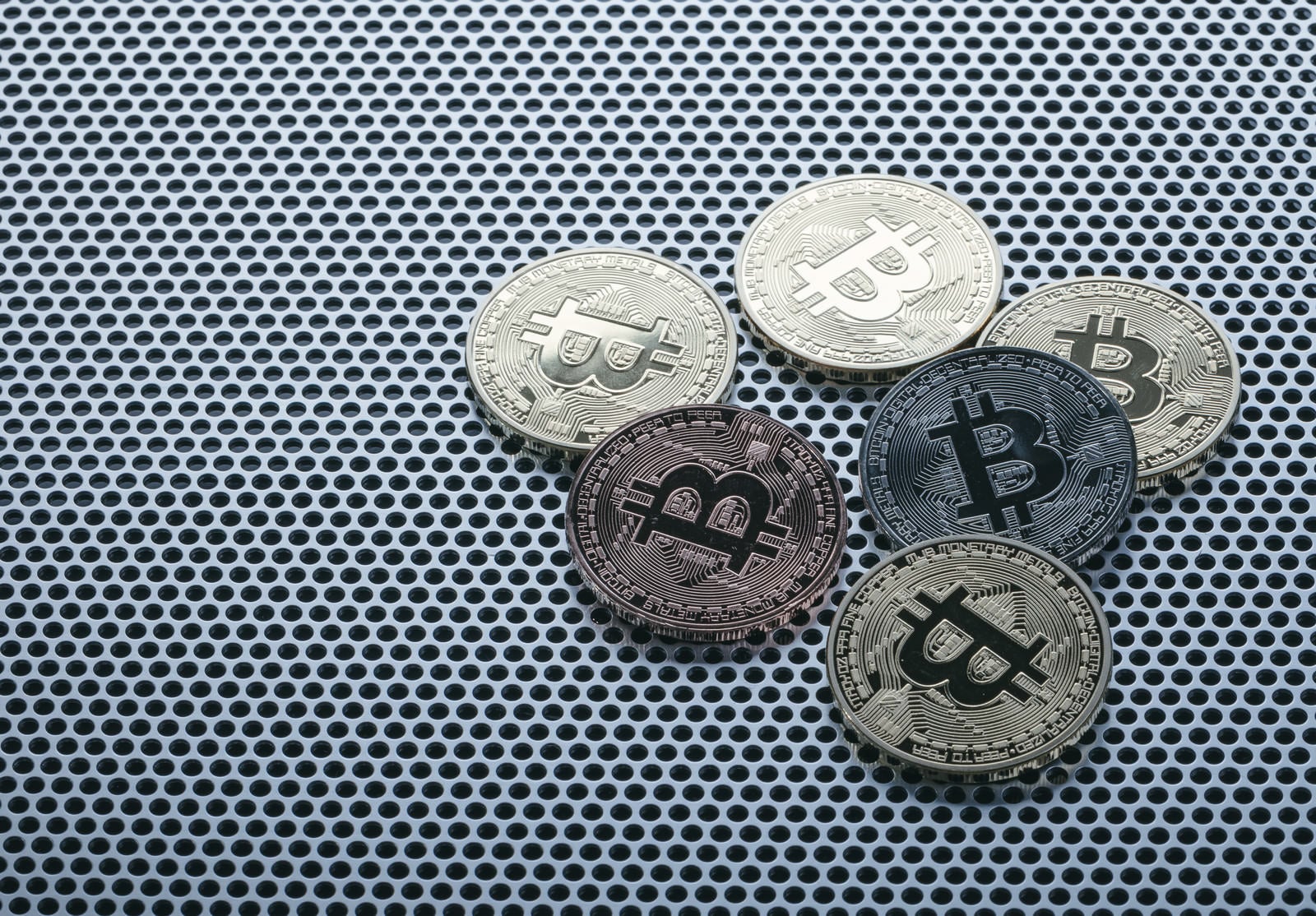 「異なる色のビットコイン」の写真