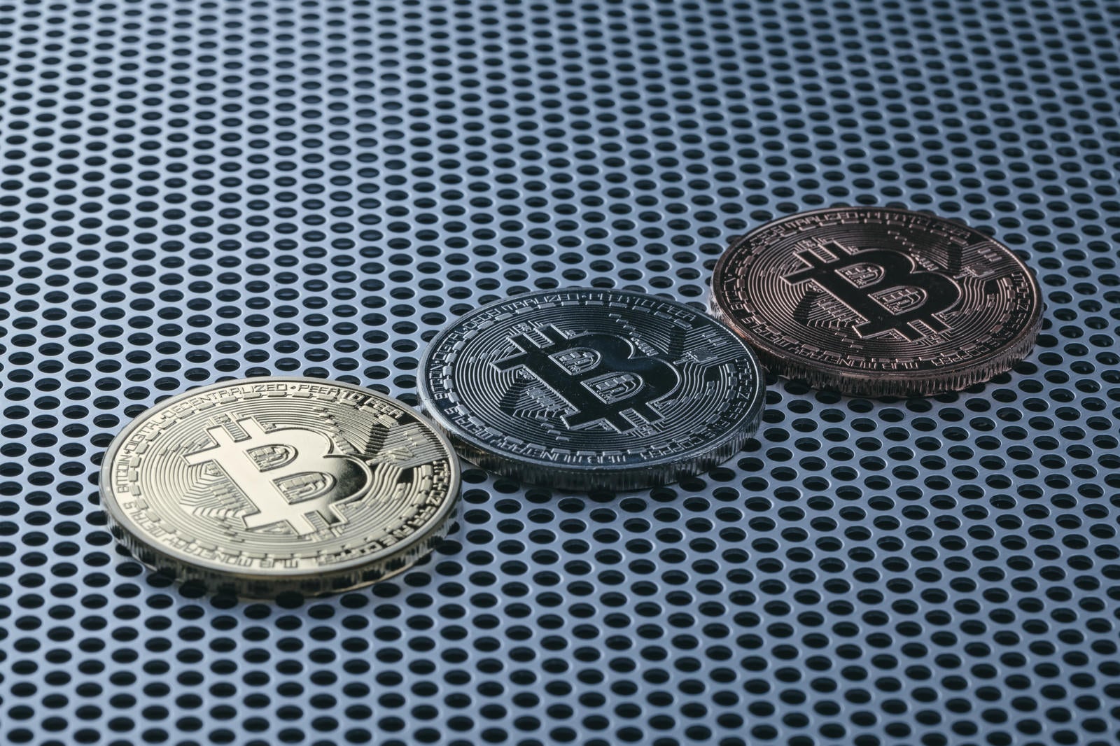 「三色のビットコイン」の写真
