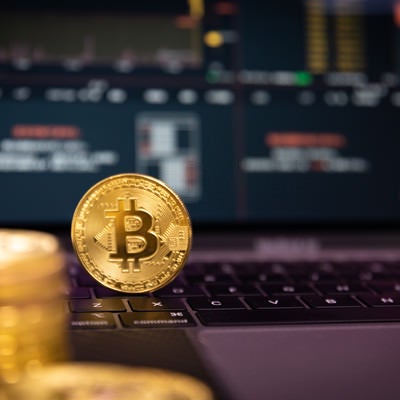 取引所で暗号資産を管理するビットコインとパソコンの写真