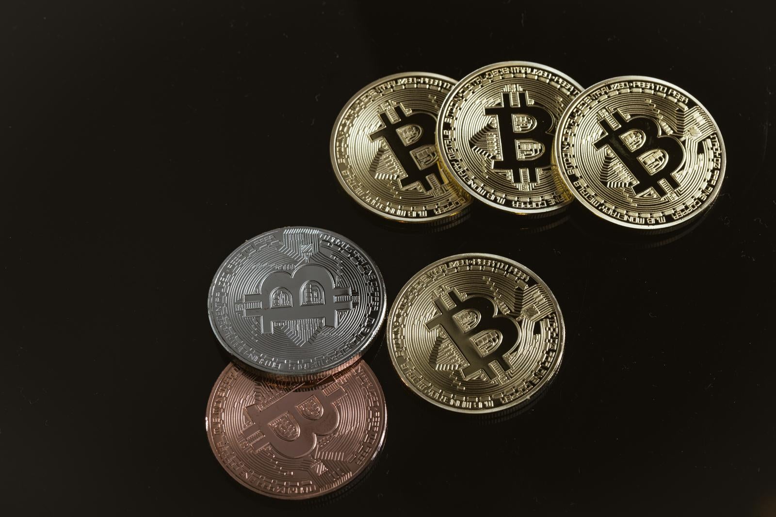 「色の違うビットコイン」の写真
