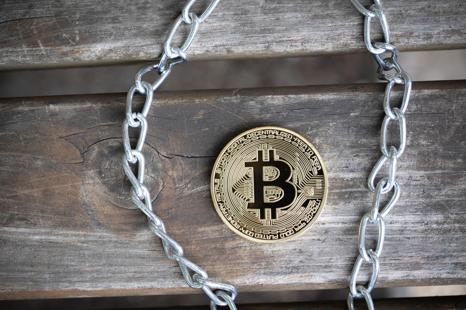 「鎖（チェーン）とビットコイン」の写真