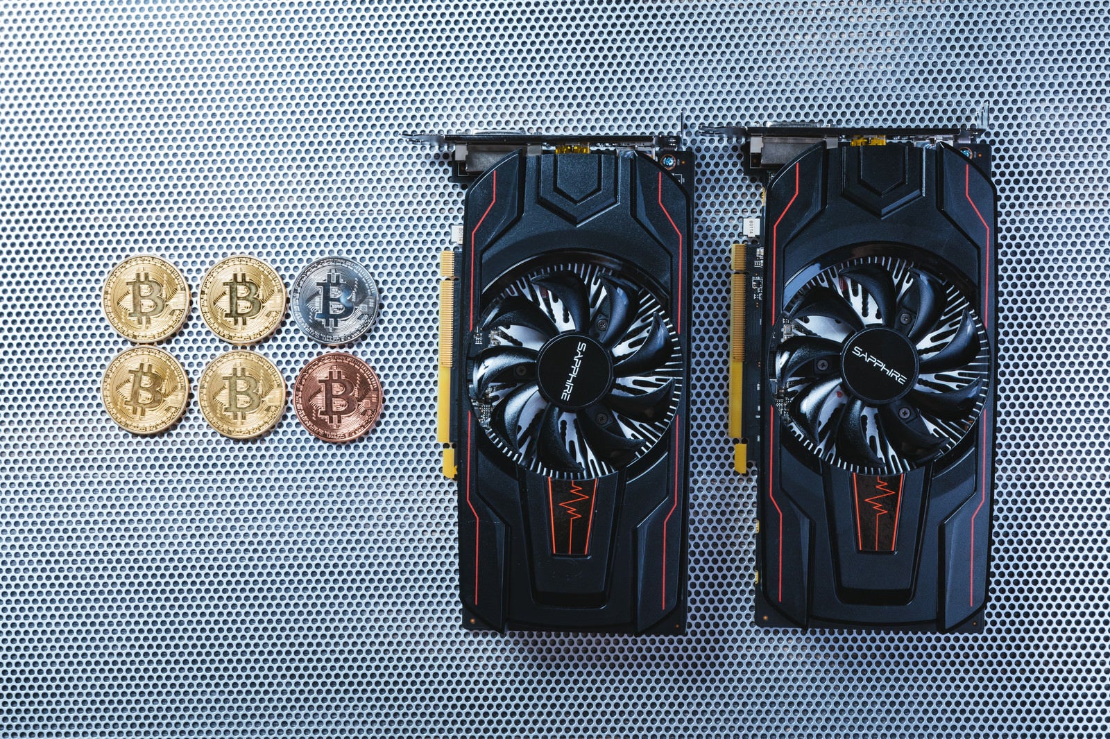 「GPU2台でビットコインをマイニング」の写真