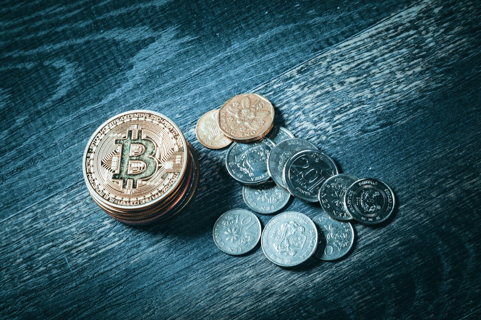 「ビットコインとシンガポールドルのコイン」の写真