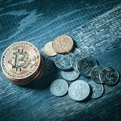 ビットコインとシンガポールドルのコインの写真