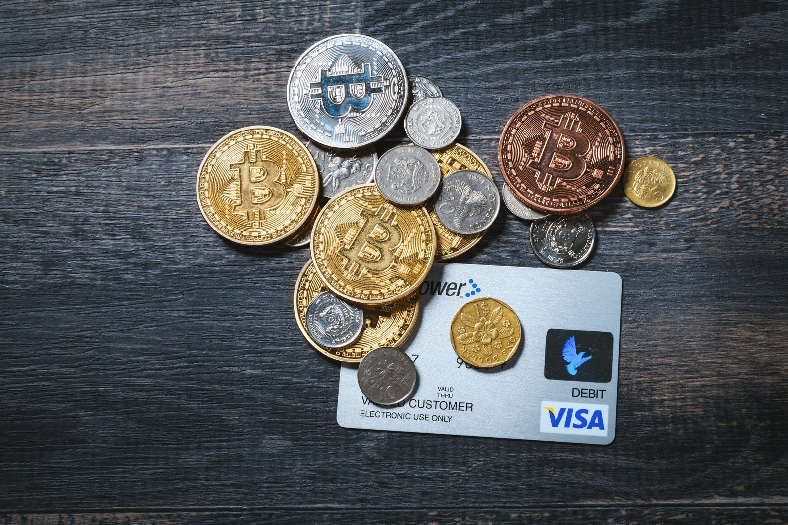 「仮想通貨と貨幣とクレジットカード」の写真