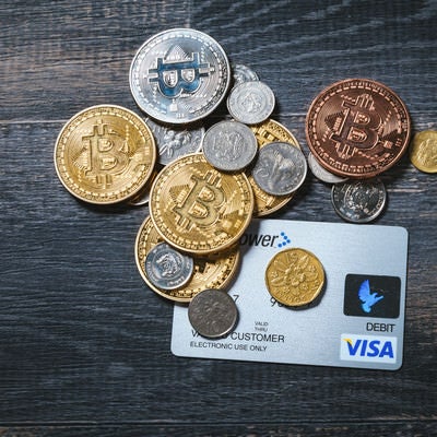 仮想通貨と貨幣とクレジットカードの写真