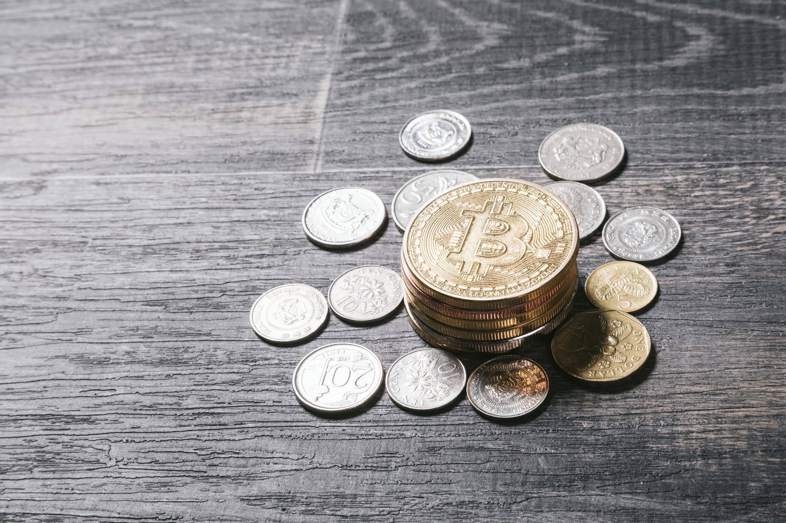 「シンガポールの硬貨と仮想通貨（ビットコイン）」の写真