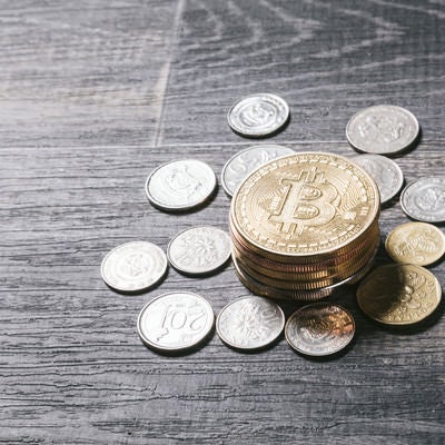 シンガポールの硬貨と仮想通貨（ビットコイン）の写真
