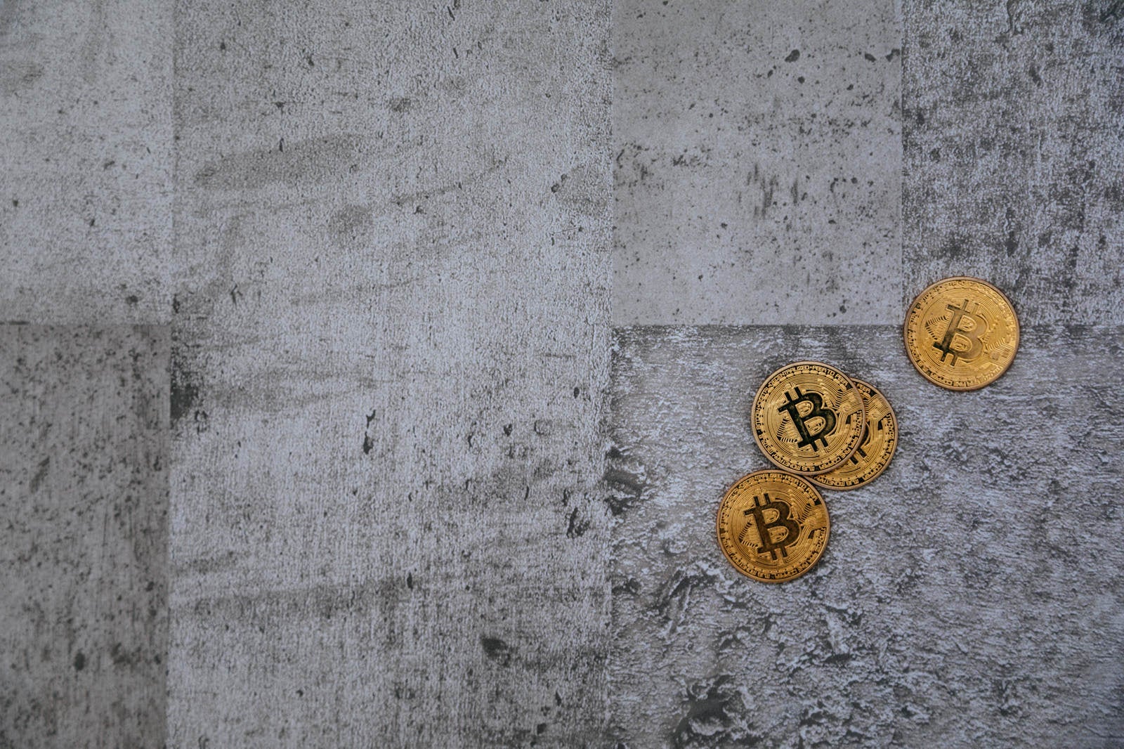 「投げ捨てられたビットコイン（Bitcoin)」の写真