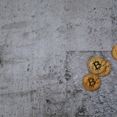 投げ捨てられたビットコイン（Bitcoin)の写真
