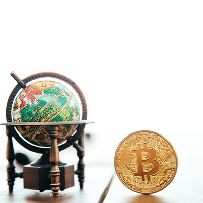 地球儀とビットコインの写真