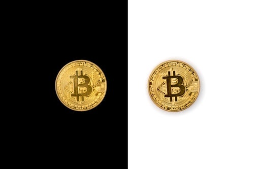 白と黒に分裂したビットコイン（仮想通貨）の写真