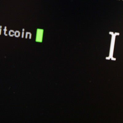 PC画面に入力された Bitcoin の文字の写真