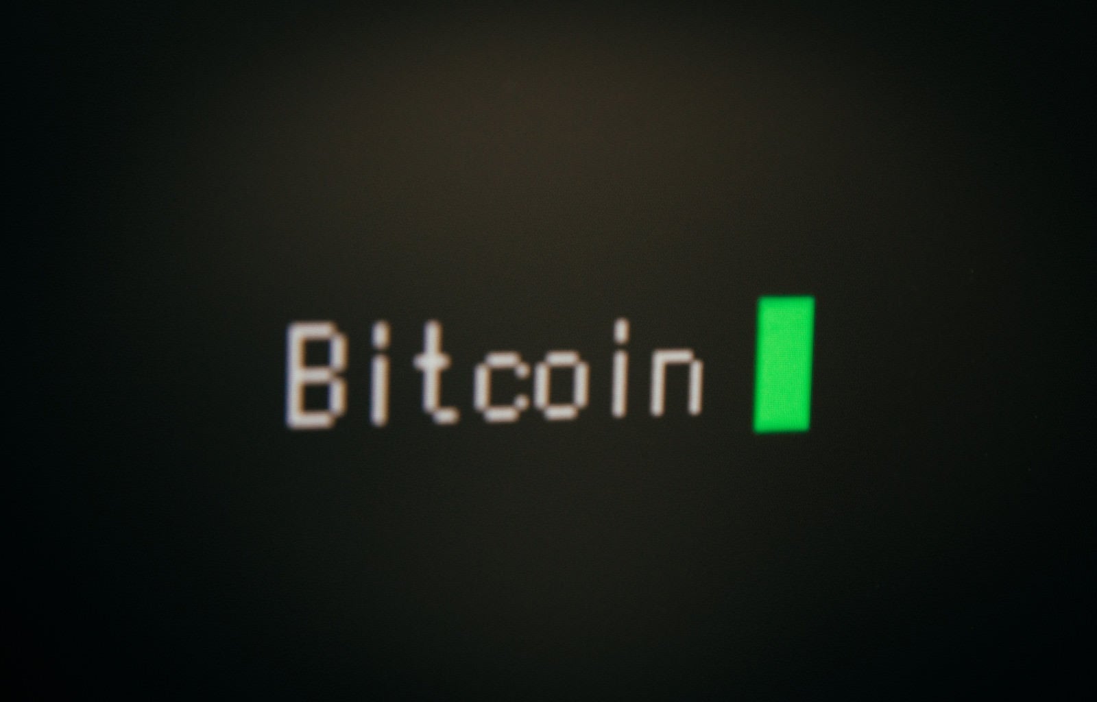「モニターに表示された「Bitcoin」」の写真