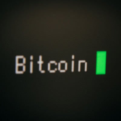 モニターに表示された「Bitcoin」の写真