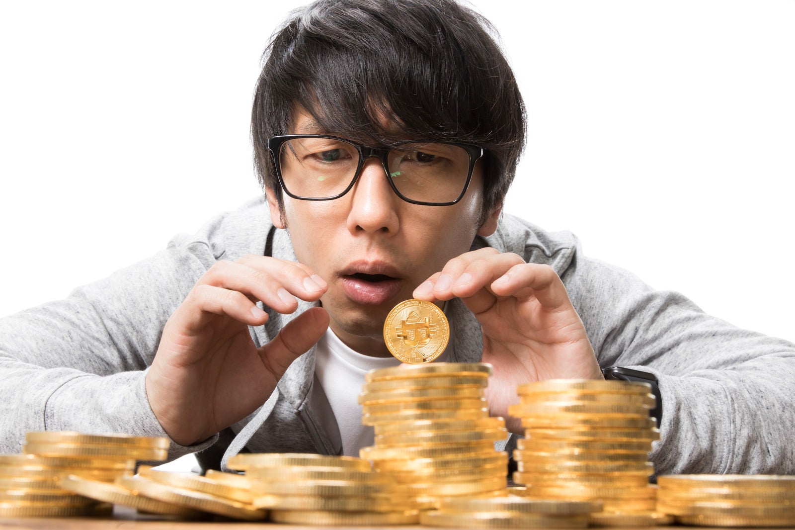 「ビットコイン暴落で不安な表情の投資家」の写真［モデル：大川竜弥］