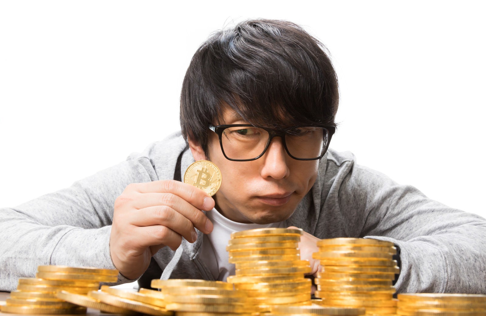 「ビットコインでハイレバに賭ける男性」の写真［モデル：大川竜弥］