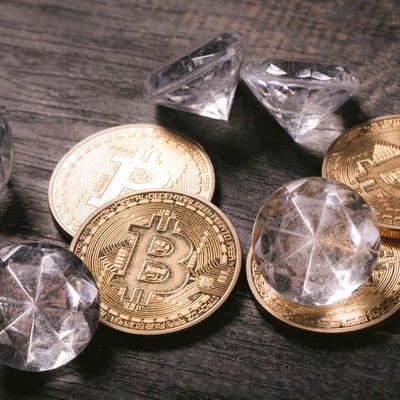 ビットコインとダイヤモンドの写真