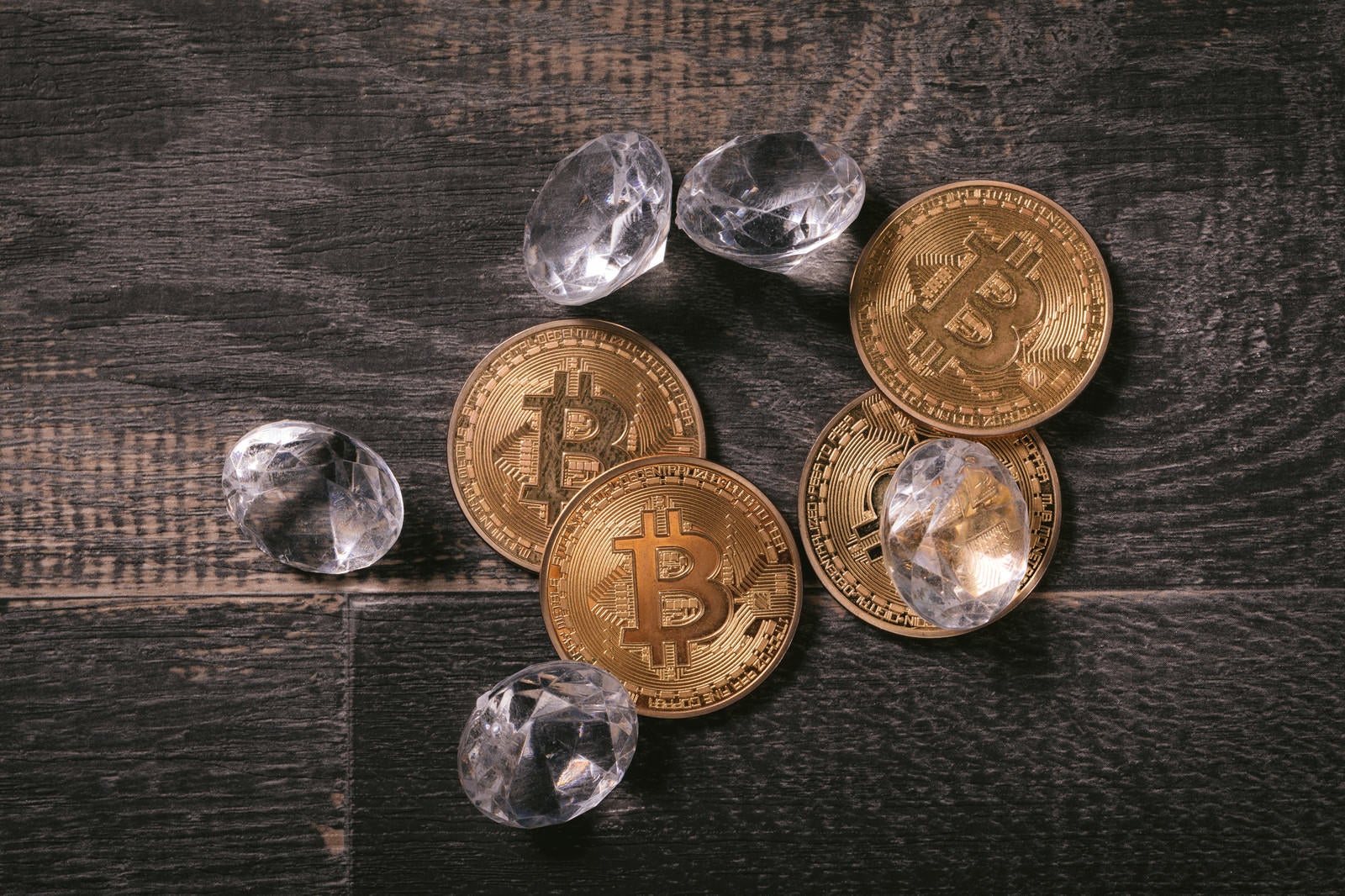 「採掘したダイヤとビットコイン」の写真