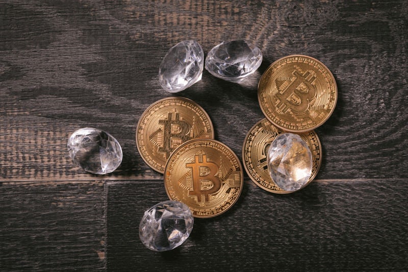 採掘したダイヤとビットコインの写真