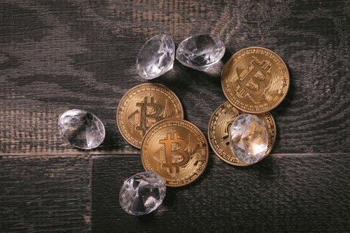 採掘したダイヤとビットコインの写真