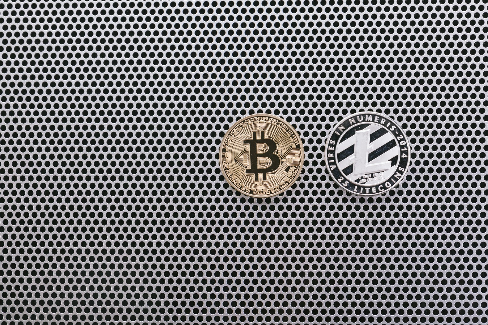 「ビットコインとライトコイン」の写真
