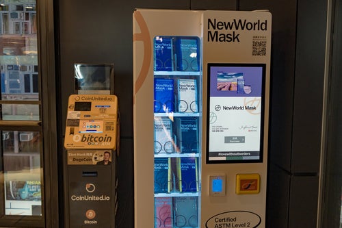 bitcoinATMに並ぶマスクの自動販売機の写真