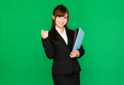 書類を抱えた新卒女子(グリーンバック)の写真