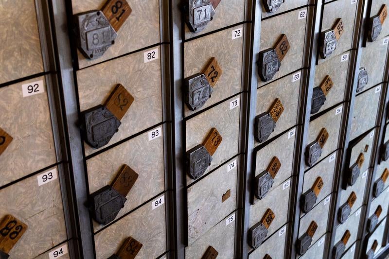 番号札の付いた古い下駄箱