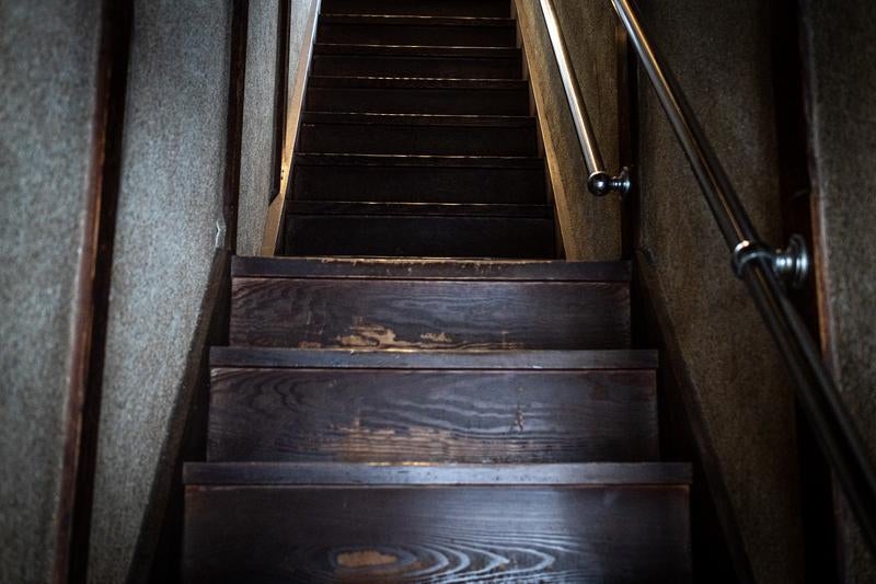 古い木造家屋の急な階段