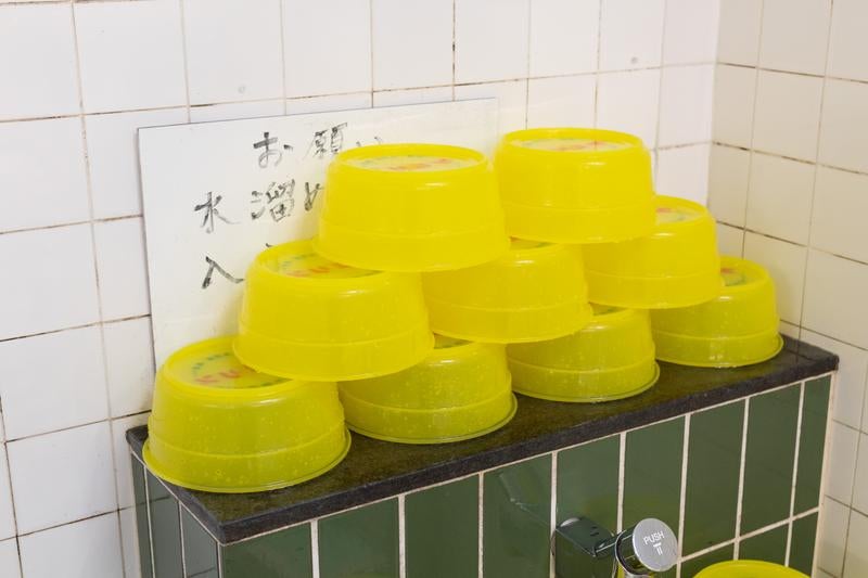 積み上げられた黄色い桶