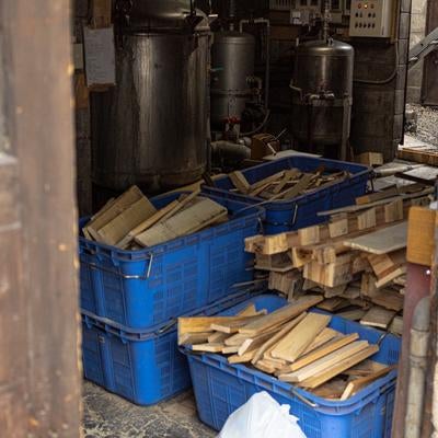 薪で沸かす風呂釜のボイラー室の写真