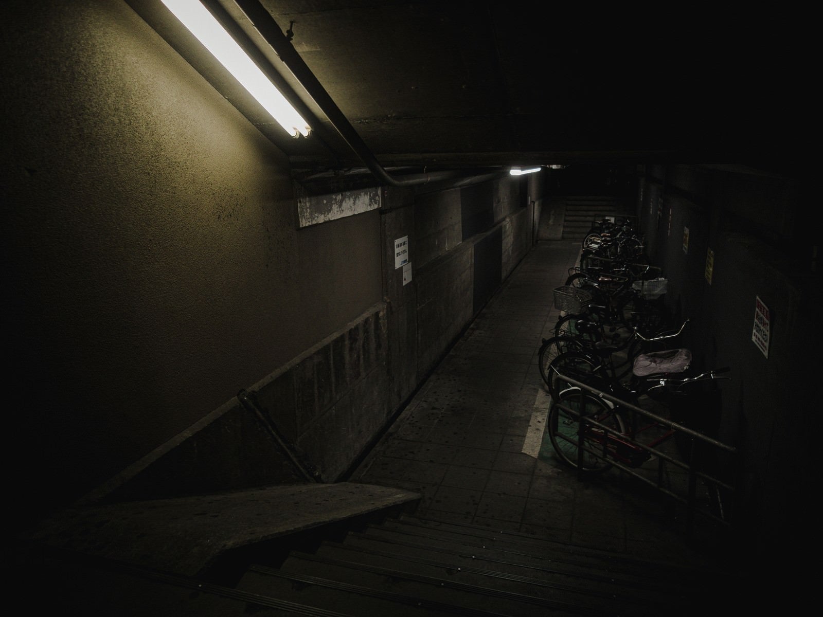 「不気味な雰囲気の地下駐輪場」の写真