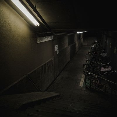 不気味な雰囲気の地下駐輪場の写真