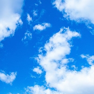 空に浮かぶ雲の写真