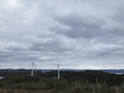  北緯33度線展望台から眺める風力発電の写真